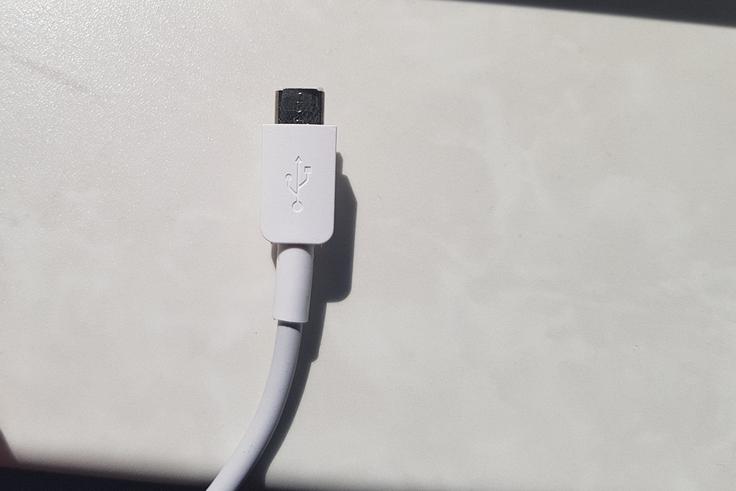 Avtor tega prispevka je zaradi odsotnosti podpore USB-C takoj imel dodatno delo z iskanjem ustreznega kabla (oziroma odpakiranjem priloženega na fotografiji),saj ima pod delovno mizo dva polnilnika USB-C in nobenega micro USB.  | Foto: Matic Tomšič