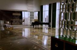 Sprehodite se po stanovanju najbolj zaželenega moškega tega leta (video)