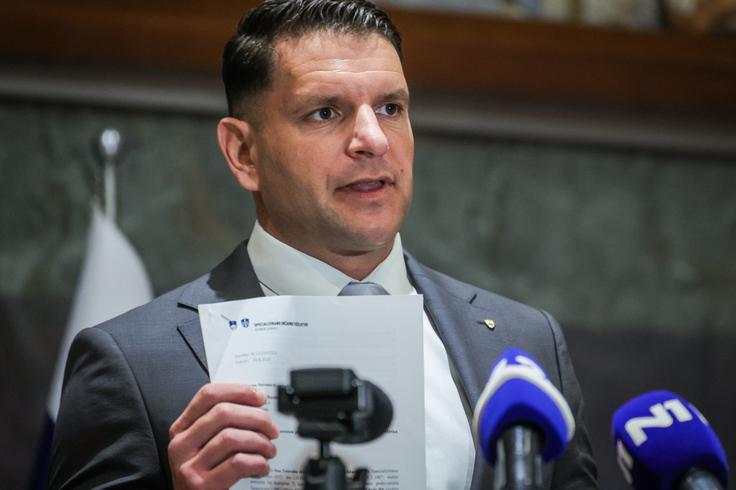 Kot je v izjavi po današnji seji DZ dejal predsednik DZ Zoran Stevanović, so izpolnjeni vsi pogoji, da po dolgem predkazenskem postopku, ko je "tožilstvo očitno zbralo dovolj dokazov" proti Golobu sproži kazenski postopek. "Popolnoma je jasno, kakšni dokazni standardi so potrebni za to," je dodal. | Foto: STA
