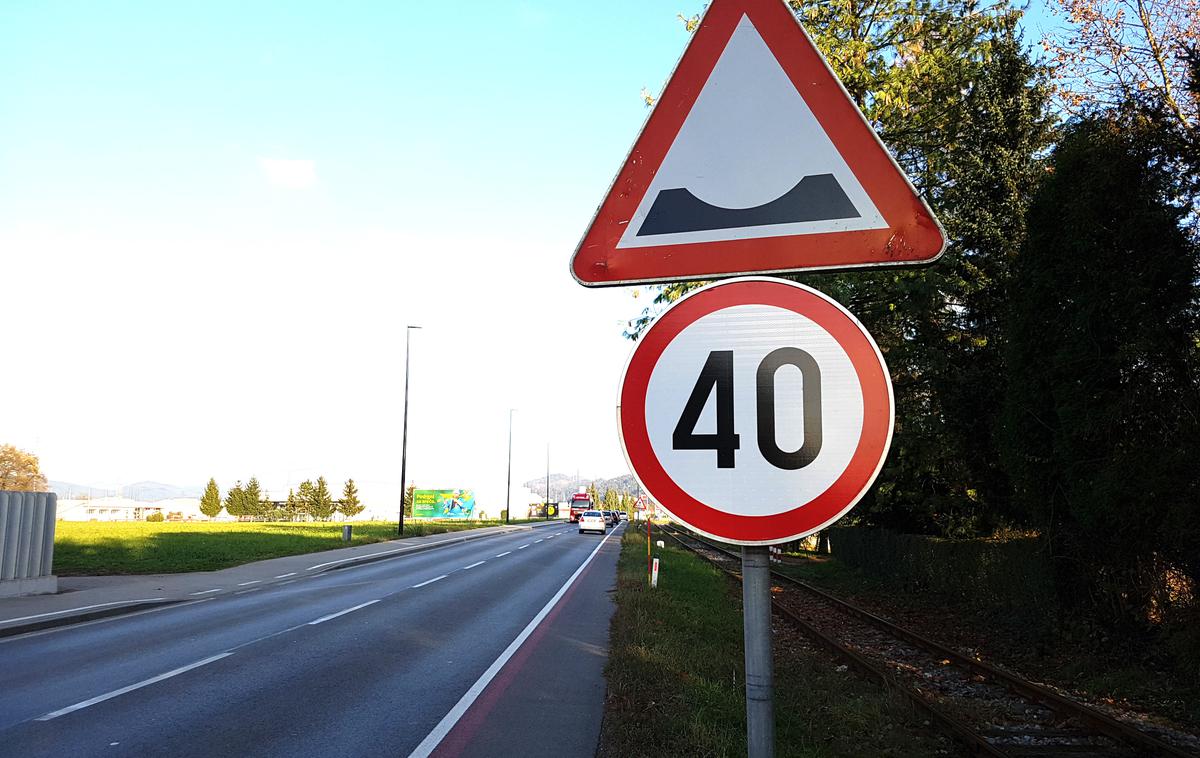 prometni znak Zaloška | Čemu danes še služi ta opozorilni prometni znak z omejitvijo hitrosti? | Foto Gregor Pavšič