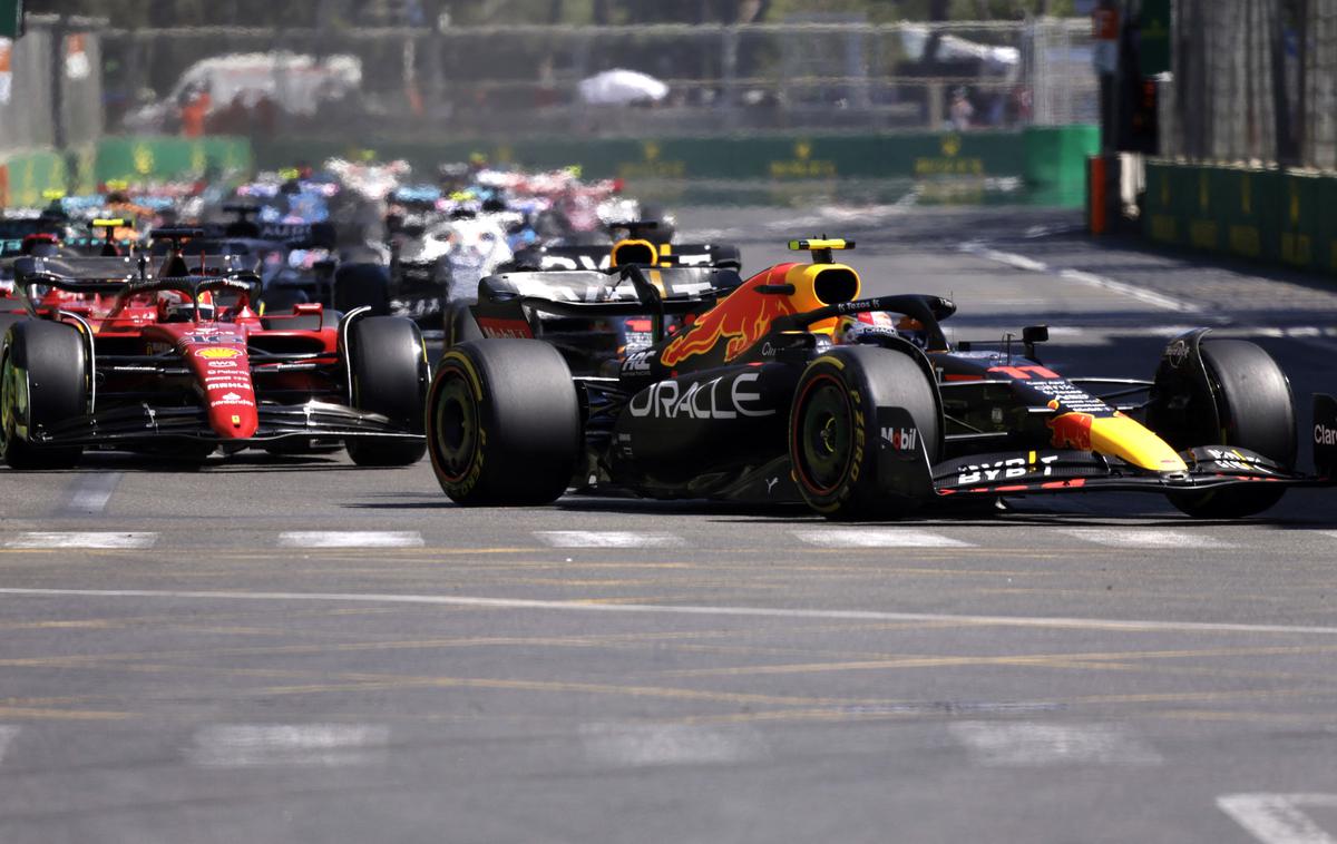 Baku štart Perez Leclerc | Slabši štart Leclerca in Perez ga je prehitel že v prvem zavoju. | Foto Reuters
