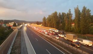 Na slovenskih avtocestah zastoji, promet otežujejo tudi nevihte