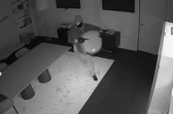 Drzen rop: v minuti in pol storilci odnesli več vrednih kosov pohištva #video