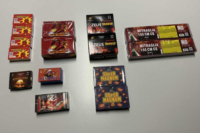 Zasežena pirotehnika | Zasegli so večjo količino pirotehničnih izdelkov – skupno 469, med njimi tudi petarde kategorij F2 in F3, katerih glavni učinek je pok in ki so prepovedane. | Foto PU Nova Gorica