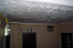 FOTO: Voda drla v stanovanje v Celju