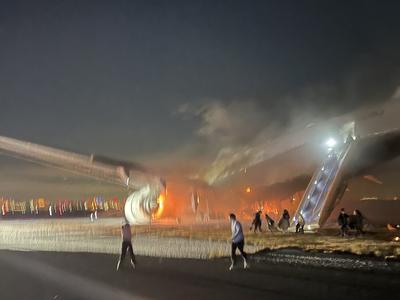 Letalo s 400 potniki pri pristanku trčilo z drugim letalom #video