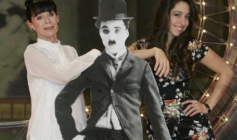 Gola vnukinja Charlieja Chaplina (video)