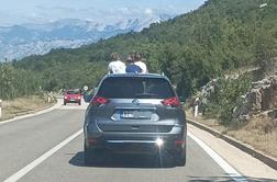 Nevarna vožnja turista zgrozila splet