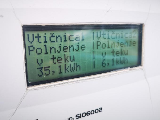 Prizor iz Slovenije. Levo je polnil električni avtomobil (glede na moč polnjenja več kot pet ur), desno priključni hibrid (tudi več ur).  | Foto: Gregor Pavšič