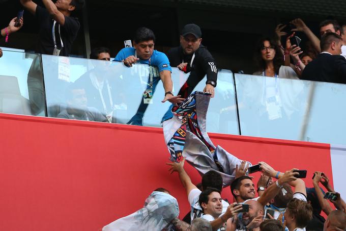 Maradona bo Argentince na delu v Rusiji spet lahko spremljal v osmini finala, ko jih čaka zahtevna francoska ovira. | Foto: Reuters