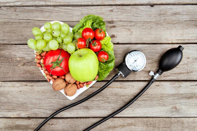 Na vašem jedilniku naj bo čim več zdravih maščob, sadja in zelenjave. Pazite pa tudi, da v vaši prehrani ni preveč soli. Ta je namreč dokazano neposredni prehranski dejavnik tveganja za povišan krvni tlak. | Foto: Getty Images