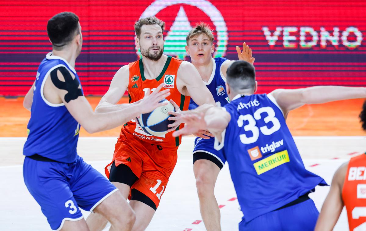 Jaka Blažič, Cedevita Olimpija - ECE Triglav | Cedevita Olimpija je upravičila vlogo favorita na prvi polfinalni tekmi pokala Spar. | Foto Aleš Fevžer