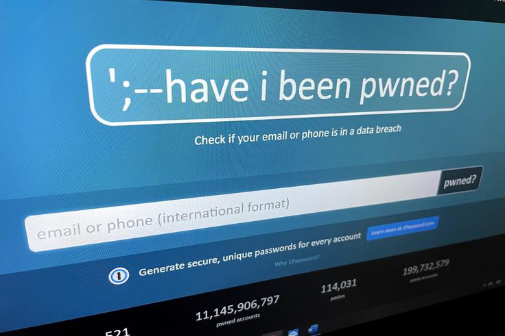 Pri vpisovanju e-poštnih naslovov ali telefonskih številk v spletno stran Have I Been Pwned se marsikateremu uporabniku poraja vprašanje, ali svojih osebnih podatkov Troyu Huntu s tem morda ne ponudi na pladnju. Gre za povsem legitimno vprašanje, toda spletna stran Have I Beed Pwned načeloma velja za zaupanja vredno, uživa pa tudi podporo širše skupnosti strokovnjakov za informacijsko varnost. Troy Hunt, ustanovitelj spletne strani, za zdaj tudi še ni ponudil razloga, da bi kdorkoli podvomil v njegove namene, infrastruktura spletne strani pa bo kmalu postala tudi odprtokodna, kar pomeni, da bo vsak lahko videl, kaj se dogaja v ozadju. | Foto: Matic Tomšič