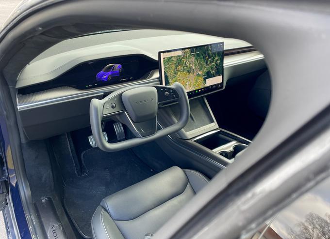 Tesla je model S v notranjosti močno prenovila. Novost je zdaj ležeči zaslon na dotik, volan je lahko zgoraj tudi odrezan. Obvolanskih ročic prav tako ni več.   | Foto: Gregor Pavšič