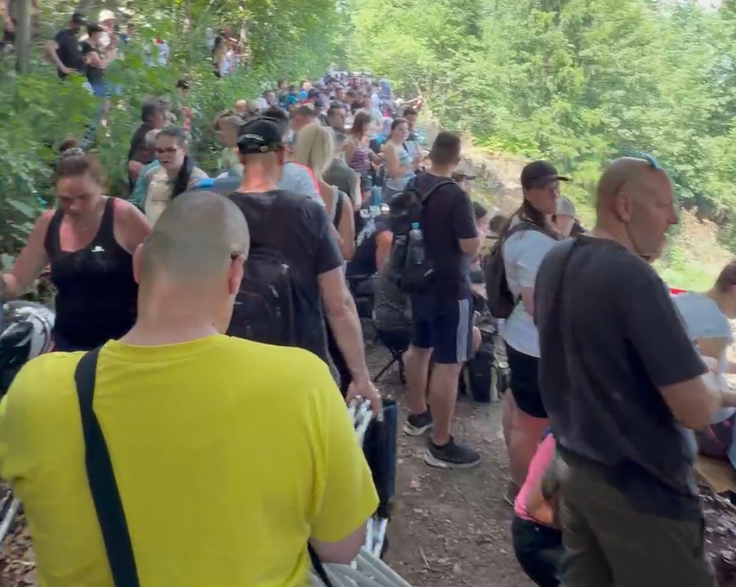 Naravna tribuna za ogled dirke v srednjem delu proge | Foto: Gregor Pavšič