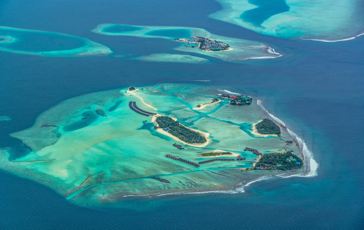 Maldivi | Študija medvladnega odbora ZN za podnebne spremembe trdi, da lahko pet otoških držav – Maldivi, Tuvalu, Maršalovi otoki, Nauru in Kiribati – do leta 2100 postane neprimernih za bivanje, kar pomeni, da bo 600.000 ljudi izgubilo tla pod nogami in državo. | Foto Shutterstock