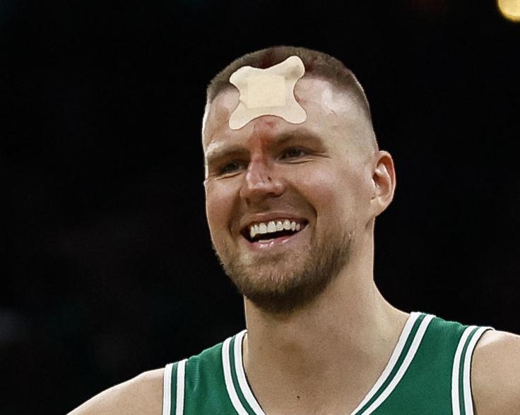 Kristaps Porzingis se je na parket vrnil nasmejan in si prislužil ogromne ovacije občinstva. | Foto: Reuters