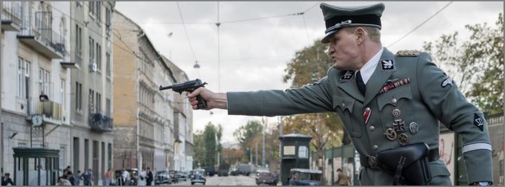 Praga leta 1942. Majhna odporniška skupina Čehov poskuša s samomorilsko nalogo doseči nemogoče –  ubiti zloglasnega nacističnega guvernerja Reinharda Heydricha (Jason Clarke), esesovskega vodjo in avtorja "dokončne rešitve" judovskega vprašanja. • V videoteki DKino. | Foto: 