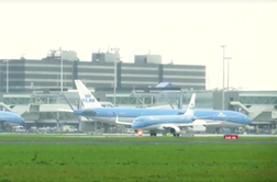 Tragičen incident na nizozemskem letališču: osebo posrkalo v motor letala