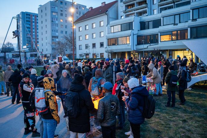 Protest, Center Rog | Pred Centrom Rog so protestniki izvedli več umetniških točk, med drugim bruhanje ognja, akrobatske točke na trapezu in glasbene nastope, sprehodili pa so se tudi po mestu. | Foto STA