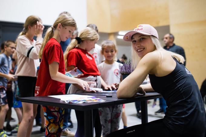 Damjan Omerzu: Janja Garnbret je tudi zaradi osebnosti zelo priljubljena med navijači, še posebej med mladimi plezalci, predvsem pa plezalkami. | Foto: Grega Valančič/www.alesfevzer.com