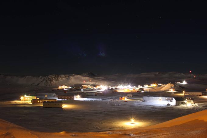 Antarktika je bila zaradi dolgotrajne polarne noči v popolni temi med 11. aprilom in 2. septembrom letos (vir: timeanddate.com). Na fotografiji raziskovalna postaja Bellinghausen.  | Foto: Thomas Hilmes/Wikimedia Commons