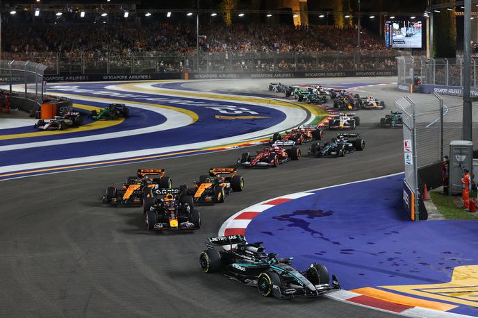Singapur štart George Russell Max Verstappen | George Russell je na štartu zadržal prvo mesto pred Maxom Verstappnom, Lando Norris je prišel na tretje mesto. | Foto Reuters
