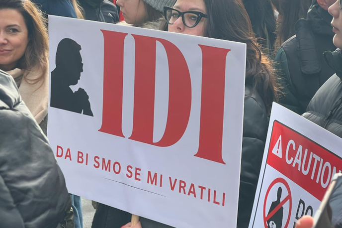 Protest | Na transparentih je pisalo: "Odidi, da se mi vrnemo". | Foto X/@rotenschuhen