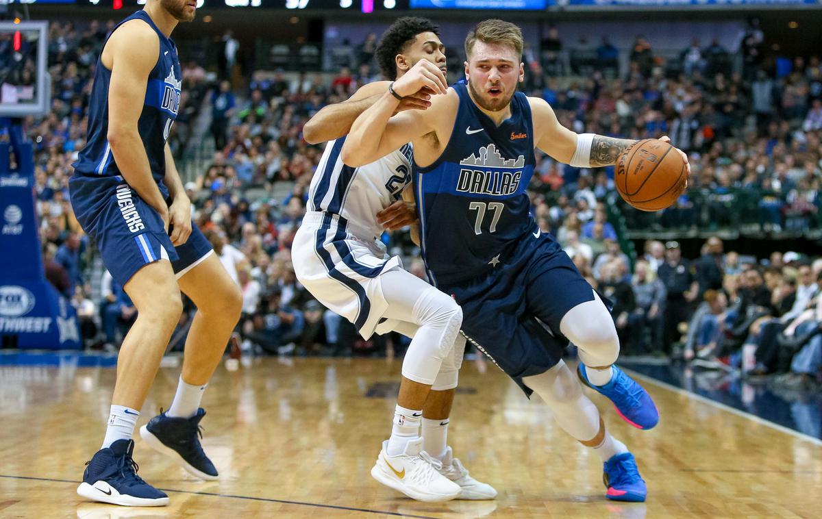 Luka Dončić | Dallas Mavericksi so visoko izgubili proti Memphisu, Luka Dončić je bil z 22 točkami edini razpoložen košarkar svojega moštva. | Foto Reuters