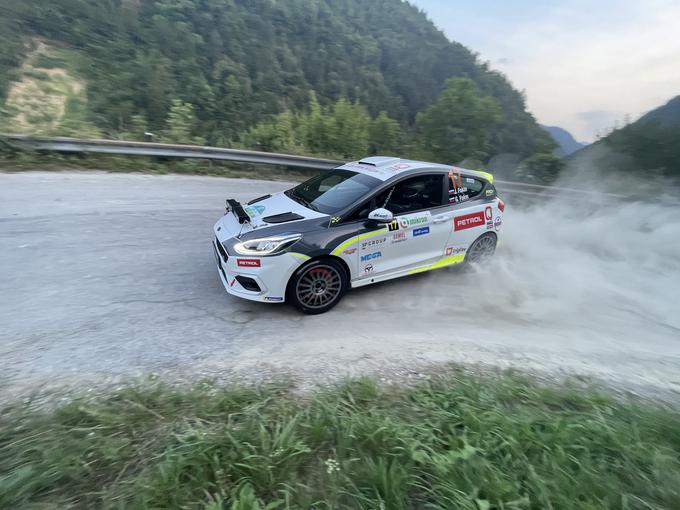 Jernej in Gregor Fakin (ford fiesta rally4) sta druga v diviziji II in tretja v slovenskem državnem prvenstvu. Danes ju čaka trd boj z Darkom Peljhanom in Matejem Čarjem (VW polo proto). | Foto: Gregor Pavšič