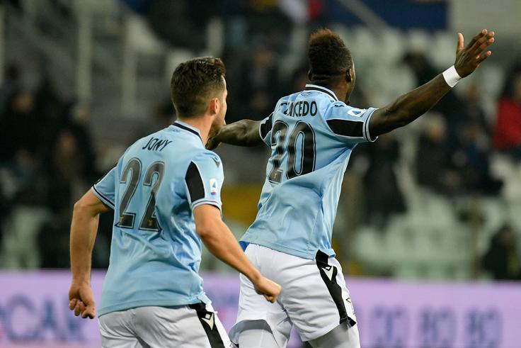 Serie A, ki je prekinjena od 9. marca, čaka še dvanajst krogov, ki bodo odigrani brez gledalcev na tribunah. Na vrhu razpredelnice je rekorder po številu naslovov Juventus Torino, za njim pa z zgolj točko zaostanka Lazio. | Foto: Getty Images