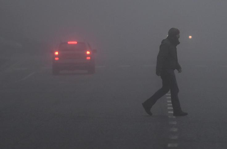 Megla je v teh dneh pogosta in zmanjšuje vidljivost na cestah.  | Foto: Reuters
