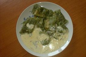 Špinačni ravioli v gorgonzolni omaki