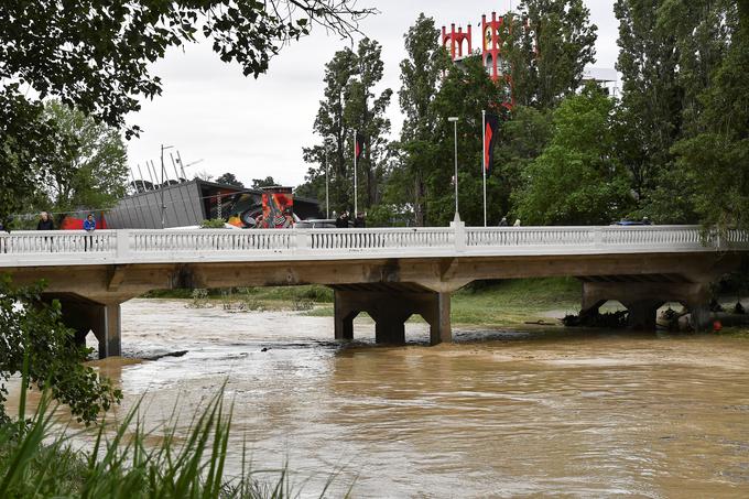 Most, ki povezuje Imolo z dirkališčem Enzo in Dino Ferrari. | Foto: Reuters