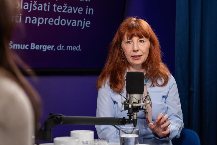 Občutek težkih nog, otekanje gležnjev in nočni krči so lahko prvi znaki kronične venske bolezni, ki jih ljudje pogosto pripišejo utrujenosti. | Foto: Luka Petrič