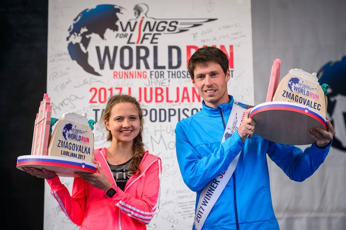 Na teku Wings je prvič zmagala leta 2017 v Ljubljani. Na zmagovalnem odru se ji je pridružil ruski tekač Ivan Motorin, prav tako kot Eva večkratni zmagovalec tega teka, letos pa celo globalni zmagovalec. V turškem Izmirju je pretekel 64.4 kilometra. | Foto: Red Bull Content Pool