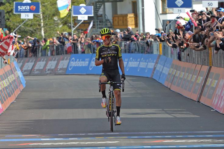 Esteban Chaves giro 2019 Esteban Chaves je leta 2019, ko je dobil etapo Gira, nosil čevlje s poslikavo Caitlin Fielder. | Foto: Guliverimage/Vladimir Fedorenko