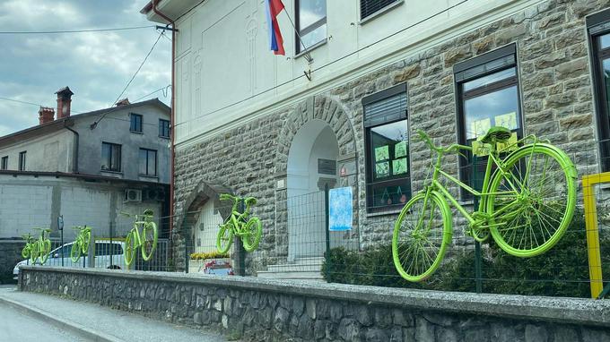 V Goriških brdih, ki so maja gostila etapo Gira, so kolesa iz rožnate barve že prebarvali na zelena v čast dirki Po Sloveniji. | Foto: 