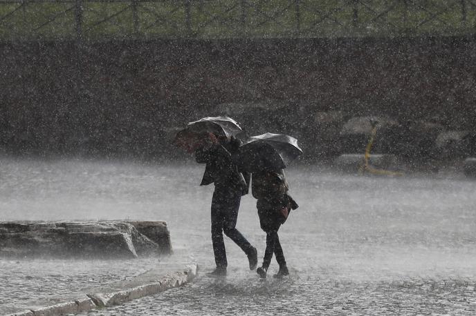 Dež Italija | V več delih Italije so v primežu obilnih padavin in močnega vetra že ves konec tedna. | Foto Reuters