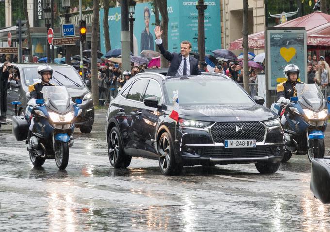 Emmanuel Macron na poti proti inavguraciji v DS7 sportbacku. Iz hotela so ga sicer odpeljali z renault espace. | Foto: DS Automobiles
