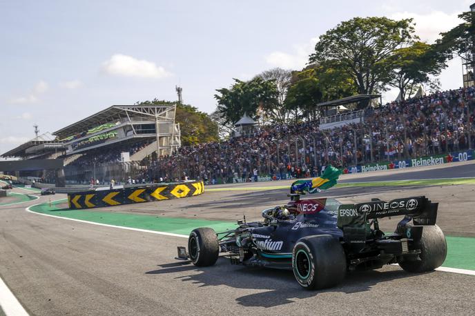 Lewis Hamilton Brazilija 2021 | Lewis Hamilton je lani tretjo zmago v Braziliji slavil z brazilsko zastavo. | Foto Guliver Image