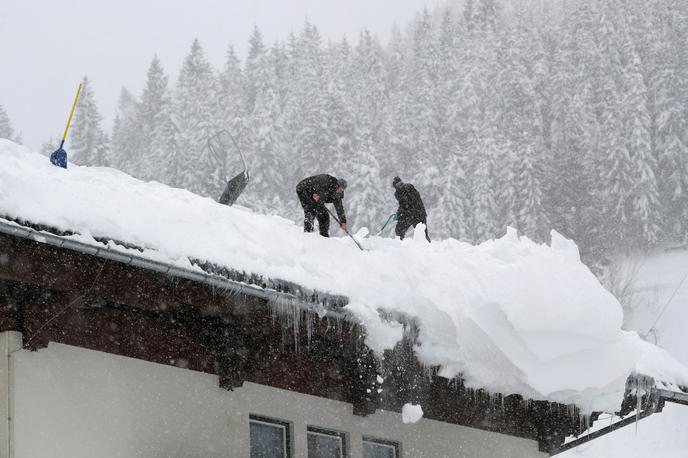 Avstrija sneg | Po besedah vremenoslovcev naj bi ponekod v Avstriji do ponedeljka zapadlo kar tri metre novega snega. | Foto Reuters