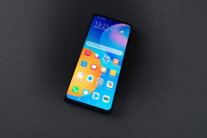 Huawei P Smart 2021 | Huawei P Smart 2021 je v marsikaterem pogledu idealen pametni telefon za kupca, ki išče nekaj za okrog 200 evrov, morda kakšen evro čez. Ima pa eno veliko pomanjkljivost, ki je marsikdo ne bo pripravljen kar spregledati. | Foto Matic Tomšič