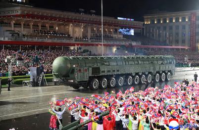 Na veliki vojaški paradi prvič predstavili raketo, ki lahko doseže ZDA #foto
