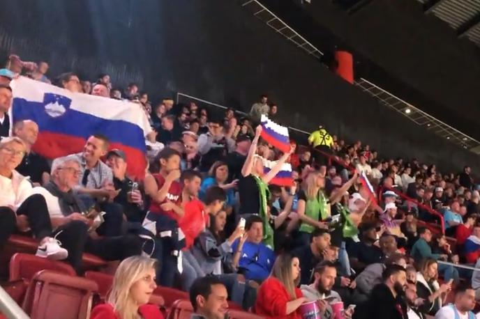 navijači slovenci slovenski | Letošnji dan državnosti je po navedbah Ukoma priložnost, da se zavemo, da pravica naroda do samoodločbe, ki nam je omogočila več kot 30 let razvoja in napredka, ni samoumevna. | Foto zajem zaslona