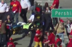 Strelski napad v Kansas Cityju zahteval življenje. Motiv ostaja neznan. #video