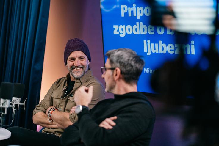 "V predstavi Hamo pove, kako je izgubil nedolžnost, Miha pa izda, da jo je tudi izgubil, ampak veliko prej kot on. In sem moral reči oprosti," je šaljivo odgovoril Miha, ko je Eva brata povprašala, zakaj si je predstavo Brata res vredno ogledati. | Foto: Jan Lukanović