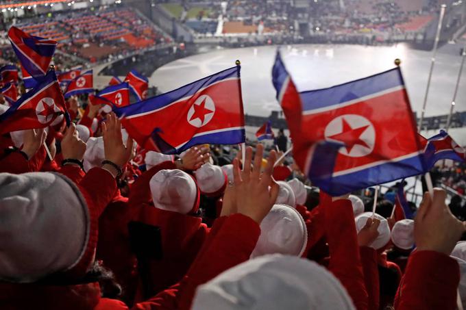 22-članska delegacija Severne Koreje je v Južno Korejo prispela v petek, ko sta se Kim Jo Jong in Kim Džong Nam udeležila tudi otvoritvene slovesnosti zimskih olimpijskih iger v Pjongčangu. Moon se je na kratko srečal z njima že tam, ko je pozdravil tudi visoke predstavnike nekaterih drugih držav, ki so prišli na slovesnost. | Foto: Reuters