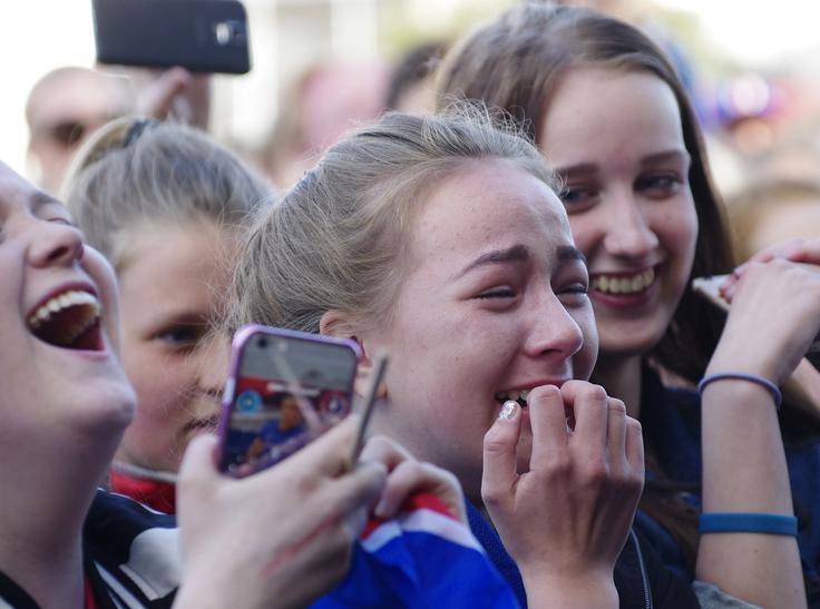 Ko so prispeli nogometaši, je staro in mlado med občinstvom ponorelo od sreče in ponosa. | Foto: Reuters