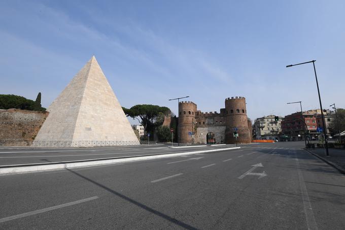 Ulice italijanskih mest, na fotografiji je Rim, so opustele. | Foto: Reuters